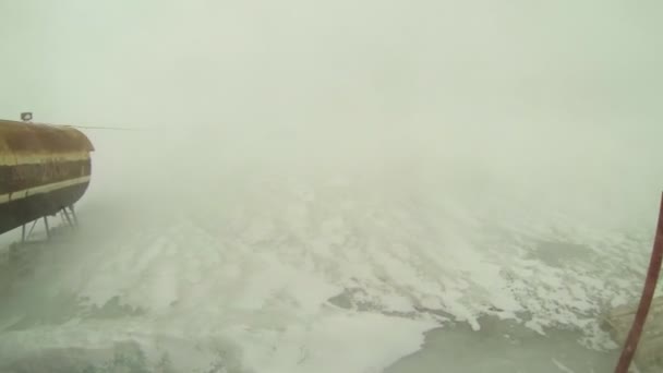 Сильный ветер дует на Антарктической станции. — стоковое видео