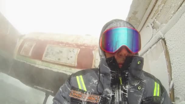 Polarforscher entfernt die Station bei starkem Wind in der Antarktis. — Stockvideo