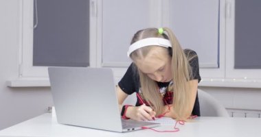 İnternetteki bir kız öğrenci, evden bir öğretmenle video görüşmesi yapıyor.. 