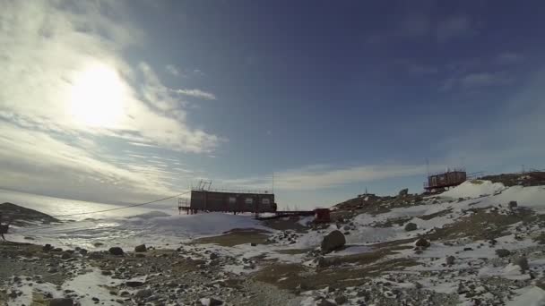 Para ilmuwan mengunjungi sebuah stasiun penelitian di Antartika. — Stok Video