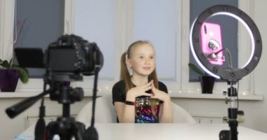 Liseli kız blogcu cep telefonundaki içeriği kaydetti. 