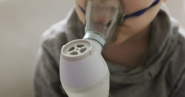 Close-up een ziek kind doet inhalatie. — Stockvideo