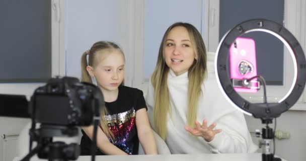 Mamá y su hija están grabando un video blog en una cámara de teléfono inteligente. — Vídeos de Stock