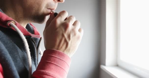 Detailní záběr muže kouří elektronickou cigaretu. — Stock video