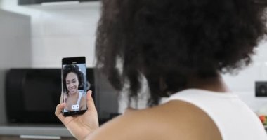 Video çağrısı ve sosyal medya vlog konsepti.