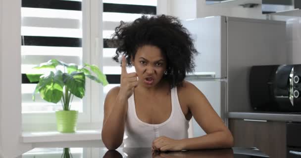 Une Afro-Américaine en colère s'assoit à une table dans la cuisine — Video