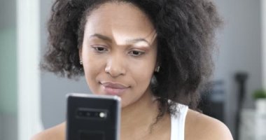 Siyahi kadın blogger cep telefonlu portresi. 