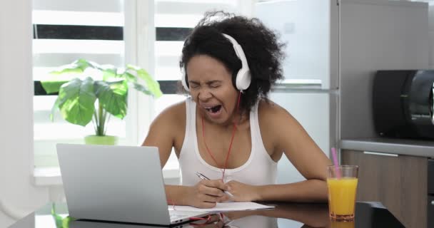 Mujer negro soñoliento hablando mirando ordenador portátil — Vídeos de Stock