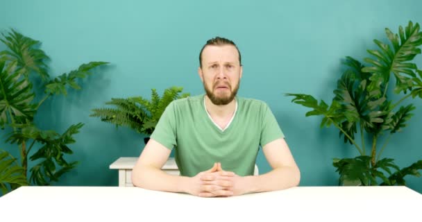 Aantrekkelijke man toont emoties van walging. — Stockvideo