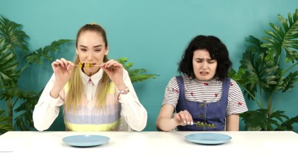 两个女人在吃好吃又恶心的食物. — 图库视频影像