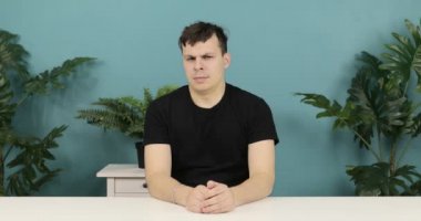 Çekici bir adam tiksinti duyguları gösterir.. 