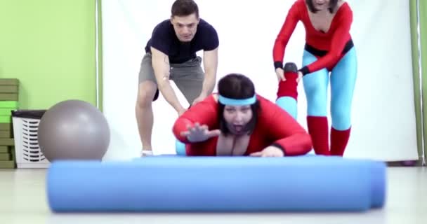 Gros femme rampe sur un tapis de fitness. — Video