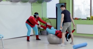 Şişman ve zayıf kadınlar spor salonunda bir antrenörle nişanlanırlar.. 