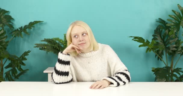 Sonriente mujer feliz mostrando gesto eureka. — Vídeos de Stock