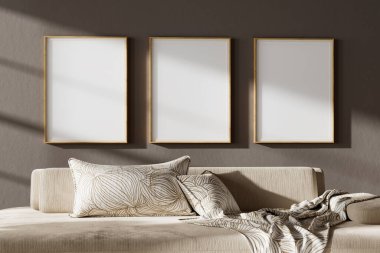 Koyu bej bir duvarda, parlak, minimalist bir iç mekânda, gün ışığı ve belirgin gölge çizgileriyle üç tane sahte poster çerçevesi. 3B illüstrasyon.