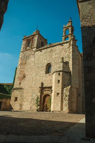 Fachada Iglesia Gótica Con Puerta Madera Decorada Frente Una Pequeña —  Fotos de Stock
