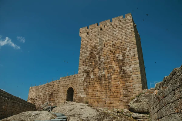 Parede Pedra Com Portão Torre Sobre Colina Rochosa Castelo Linhares — Fotografia de Stock
