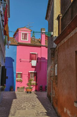 Venedik 'in şehir merkezindeki bir ara sokakta, gün batımında, tarihi ve inanılmaz deniz kentinde renkli teraslı evler. Kuzey İtalya.