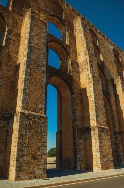 Amoreira Aqueduct 'un mimari yapısı Elvas' ta kemerler ve dikdörtgen sütunlarla. Portekiz 'de yıldız şeklinde zarif bir kale..