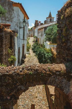 Castelo de Vide 'daki tarihi şehir merkezine giden kaldırım taşlarının üzerinde taş kemer var. Portekiz 'de ortaçağ şatosu olan küçük güzel bir kasaba..
