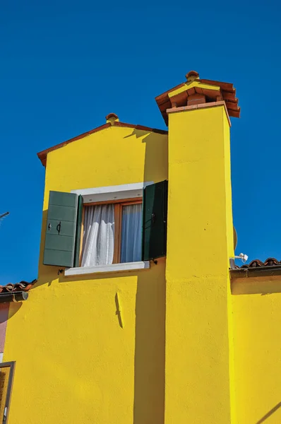 Chimenea Ventana Con Persianas Abiertas Una Colorida Casa Día Soleado — Foto de Stock