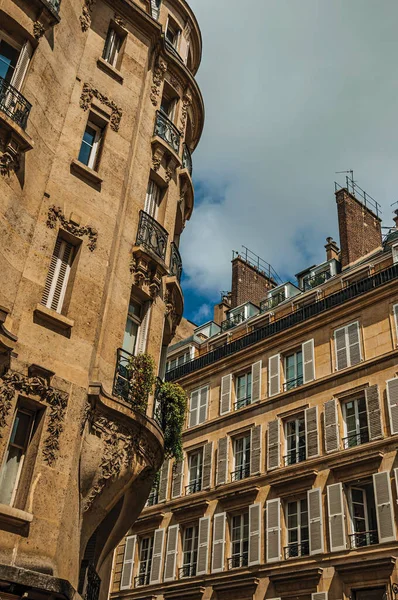 Fasáda Staré Typické Budovy Balkony Okny Slunečným Dnem Paříži Jedno — Stock fotografie