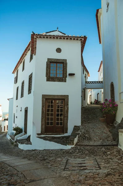 Fachada Antigua Casa Esquina Entre Dos Callejuelas Empedradas Pendiente Día — Foto de Stock