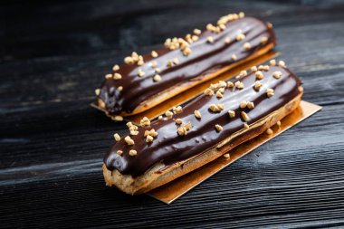 Geleneksel Fransız tatlısı. Çikolatalı pasta. Koyu arkaplan