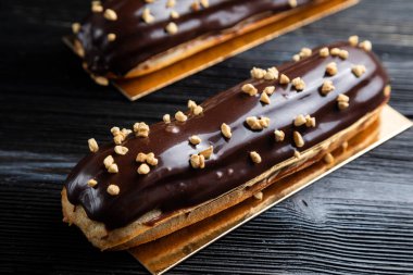 Geleneksel Fransız tatlısı. Çikolatalı pasta. Koyu arkaplan