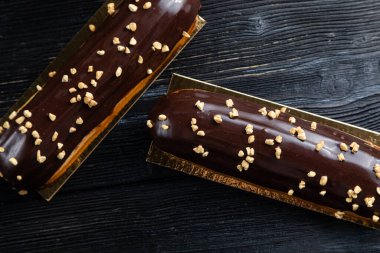 Geleneksel Fransız tatlısı. Çikolatalı pasta. Koyu arkaplan