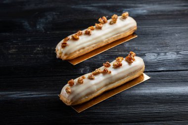 Geleneksel Fransız tatlısı. Beyaz çikolatalı ekler. Koyu arkaplan