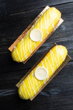 Geleneksel Fransız tatlı ekini. Karanlık arka planda