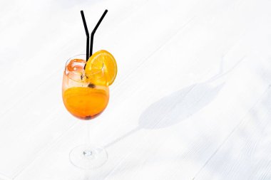 Beyaz arka planda aperol spreyi. Geleneksel İtalyan alkolü ferahlatıcı içecek