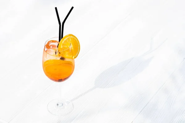 Cocktail aperol spritz sur fond blanc. traditionnelle italienne boisson rafraîchissante alkoholic — Photo