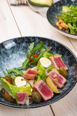 Taze yaz salatası, ton balığı ve roka.