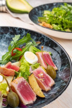 Taze yaz salatası, ton balığı ve roka.