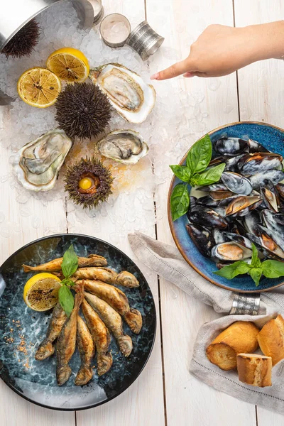 Assorted Seafood Oysters Mussels Fried Fish Sea Urchin — Stock Photo, Image