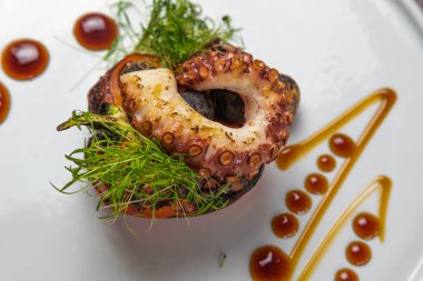 Bir bardak kırmızı şarapla ızgara ahtapot.