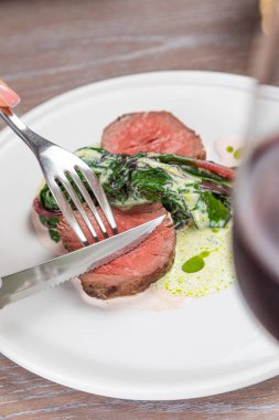 Biftek ve kırmızı şarap.