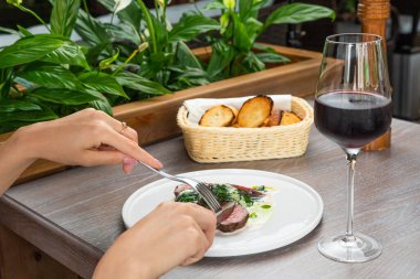 Biftek ve kırmızı şarap.