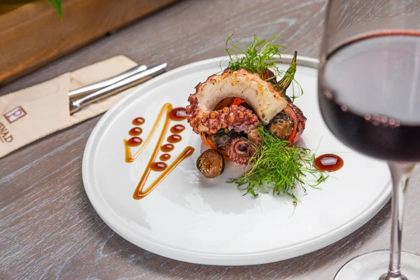 Grilled octopus with a glass of red wine — Stock Photo, Image