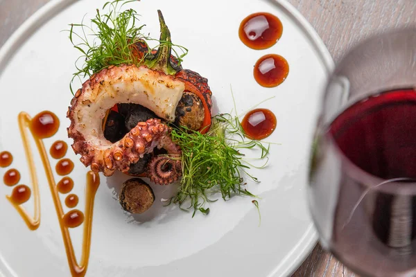 Grilled octopus with a glass of red wine — Stock Photo, Image