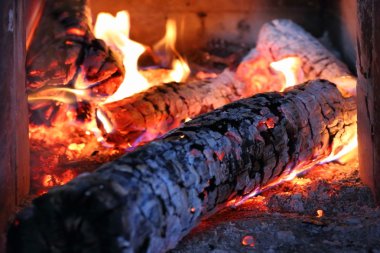 bir şömine bulunan alev