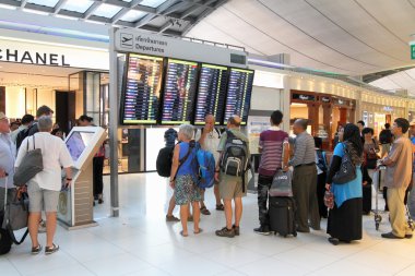 Bagaj havaalanında yolcu