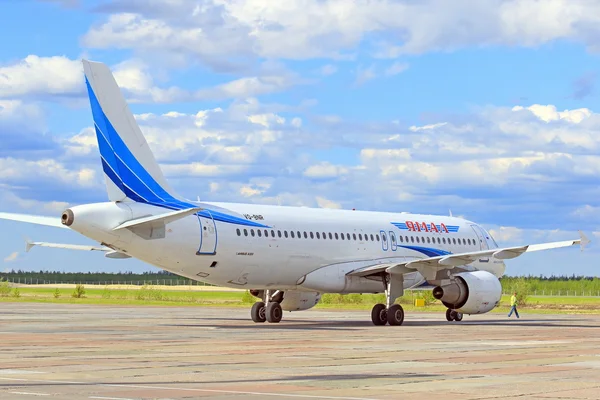 El avión de pasajeros en el aeropuerto de Siberia — Foto de Stock