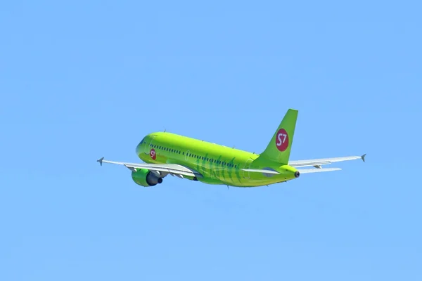 El avión de pasajeros contra el cielo azul — Foto de Stock