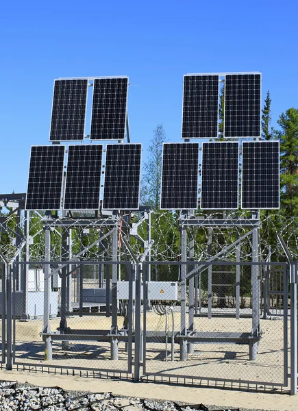 Solární panely proti obloze — Stock fotografie