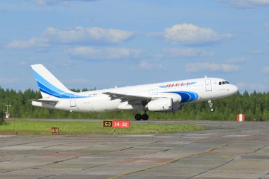 Yolcu uçağı podyumda hızlandırır