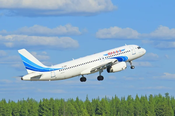 El avión de pasajeros gana altura después de la dispersión — Foto de Stock