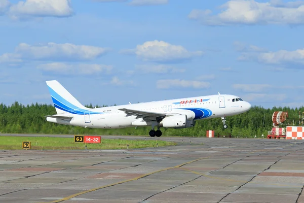 The passenger Airbus plane gains height — Stock Photo, Image